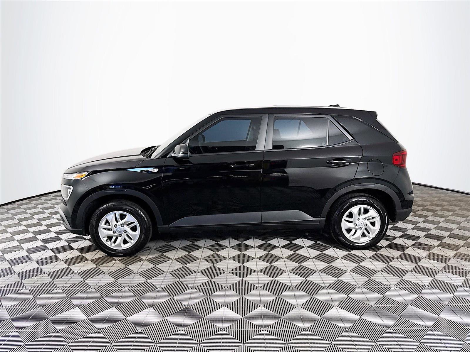 2025 Hyundai Venue SE photo 4