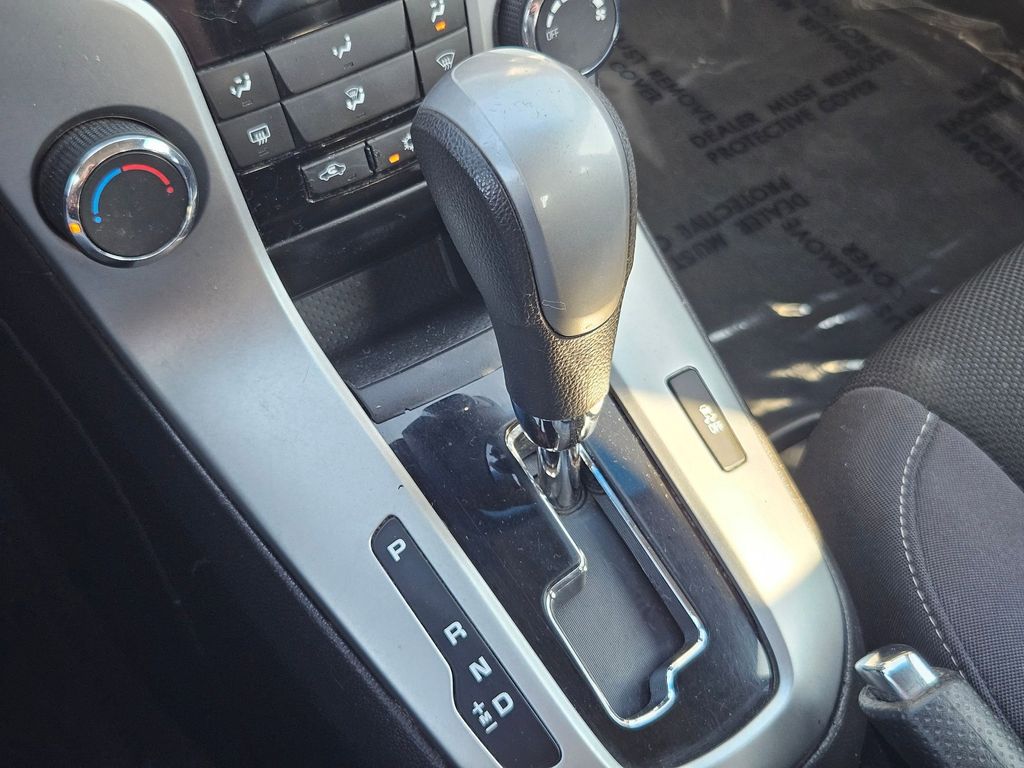 2015 Chevrolet Cruze LT photo 17