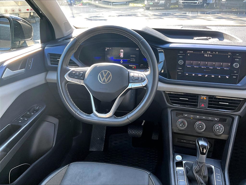 2022 Volkswagen Taos SE photo 2