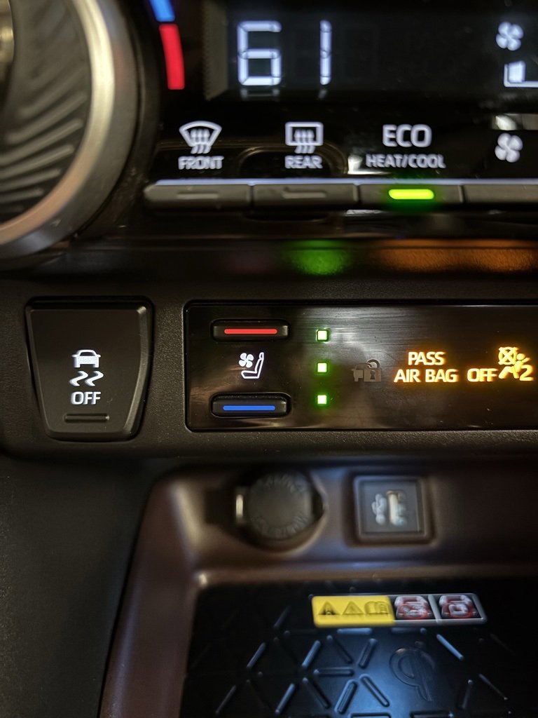 2023 Toyota RAV4 Hybrid Limited photo 4