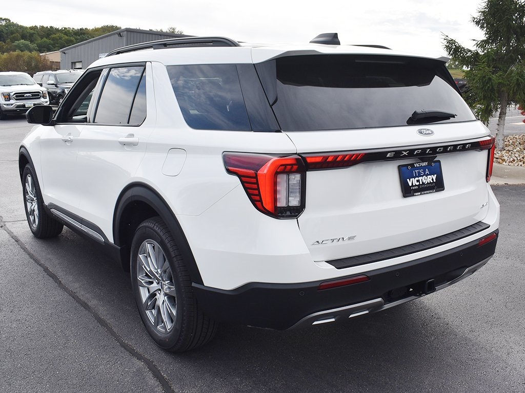 2025 Ford Explorer photo 3
