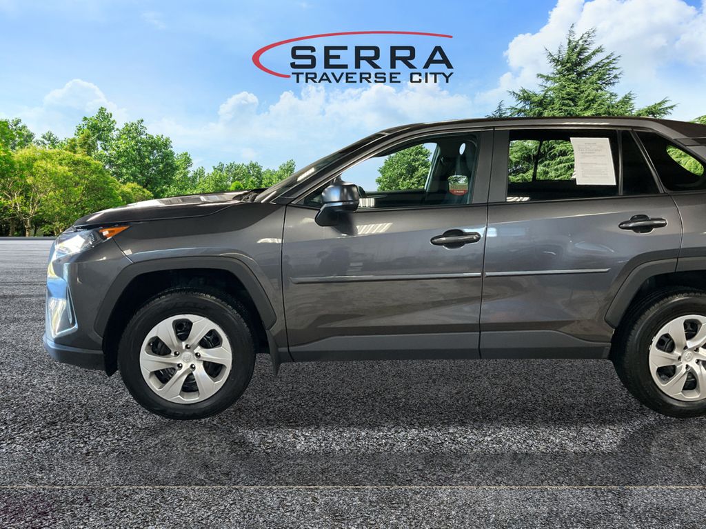 2022 Toyota RAV4 LE photo 8