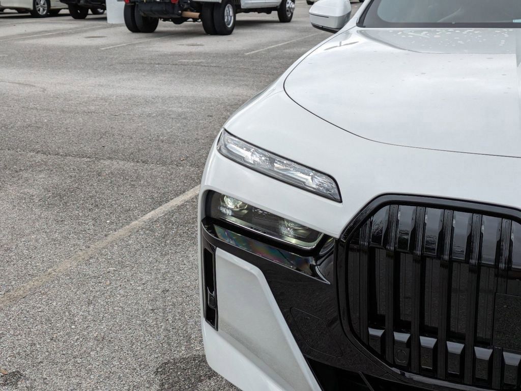 New 2024 Mineral White Metallic BMW xDrive60 image 12