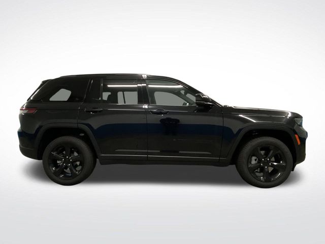 2025 Jeep Grand Cherokee Limited photo 2