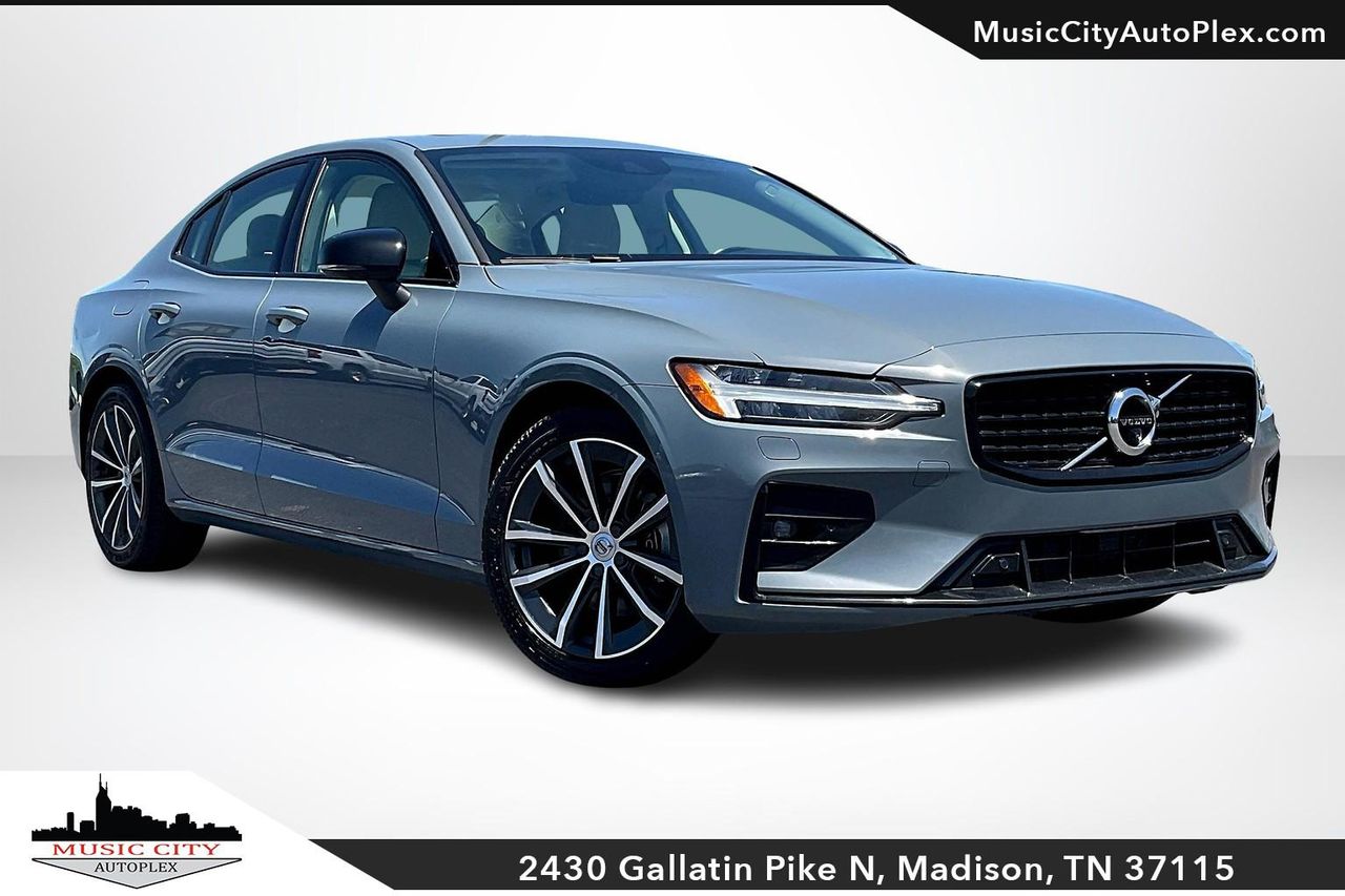 2022 Volvo S60 Momentum's photo