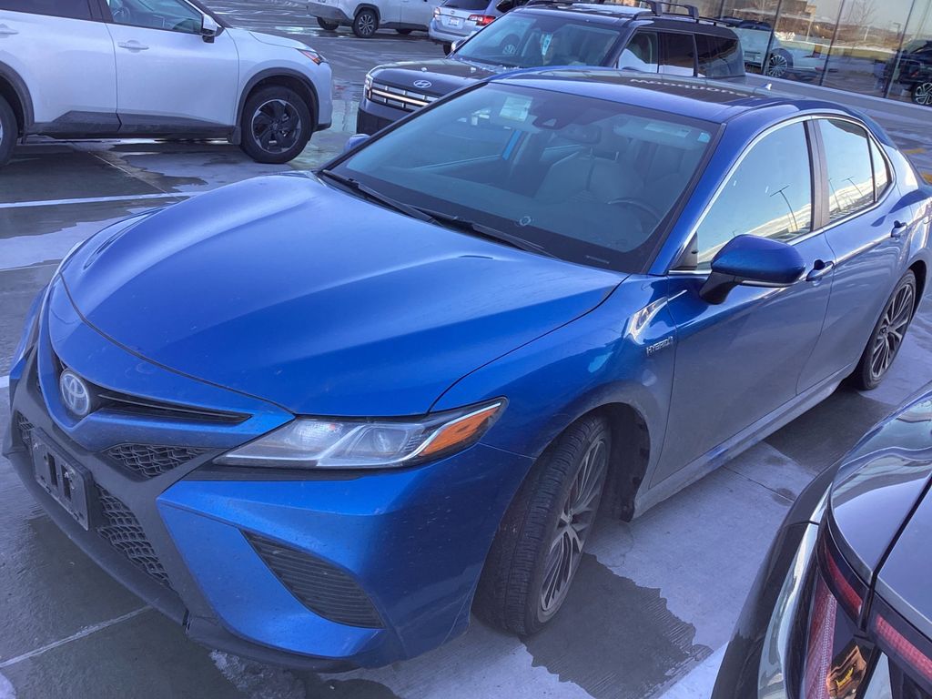 2019 Toyota Camry SE's photo