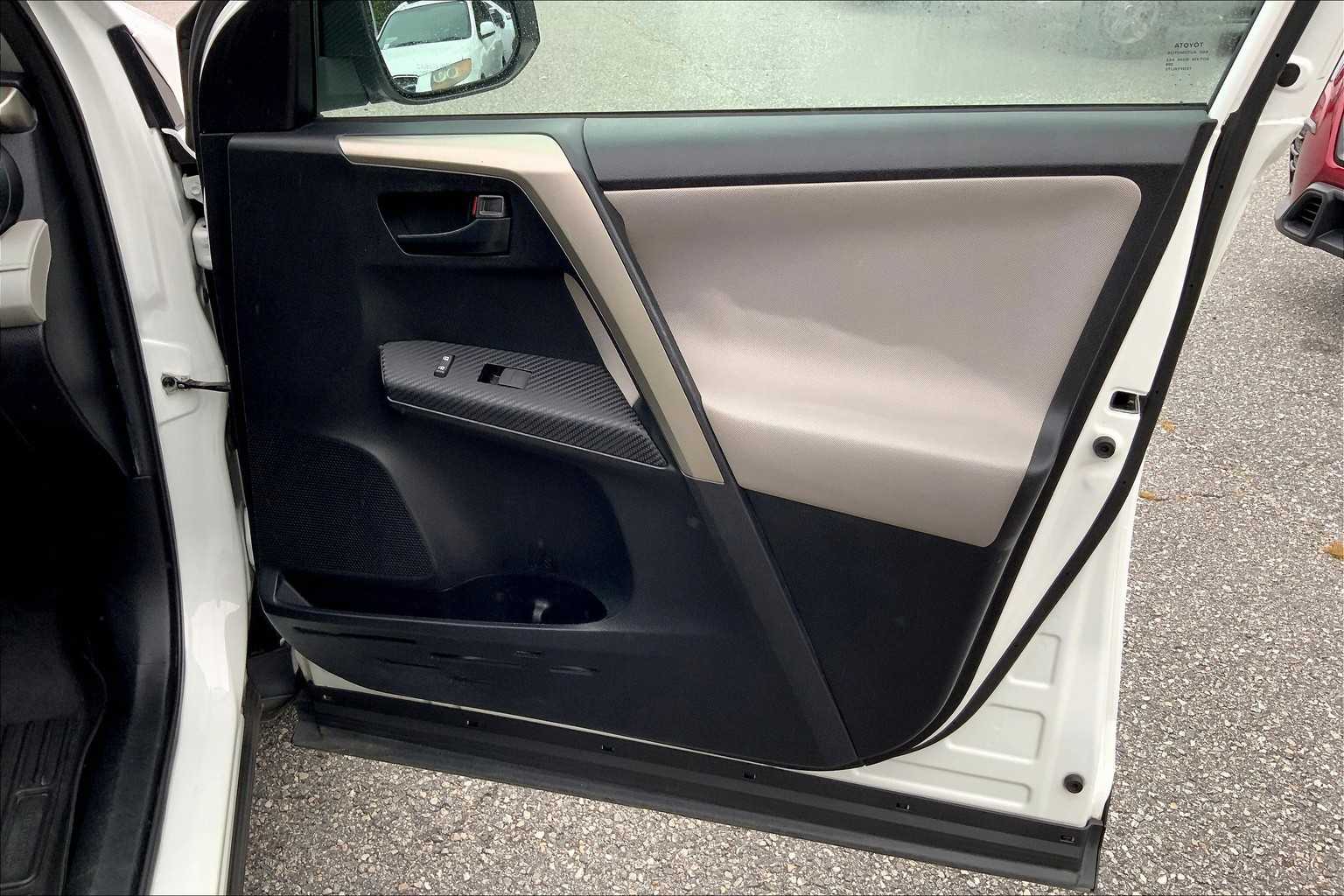 2015 Toyota RAV4 LE photo 20
