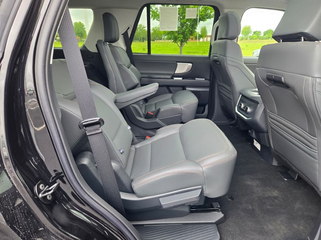 2025 Ford Expedition photo 8