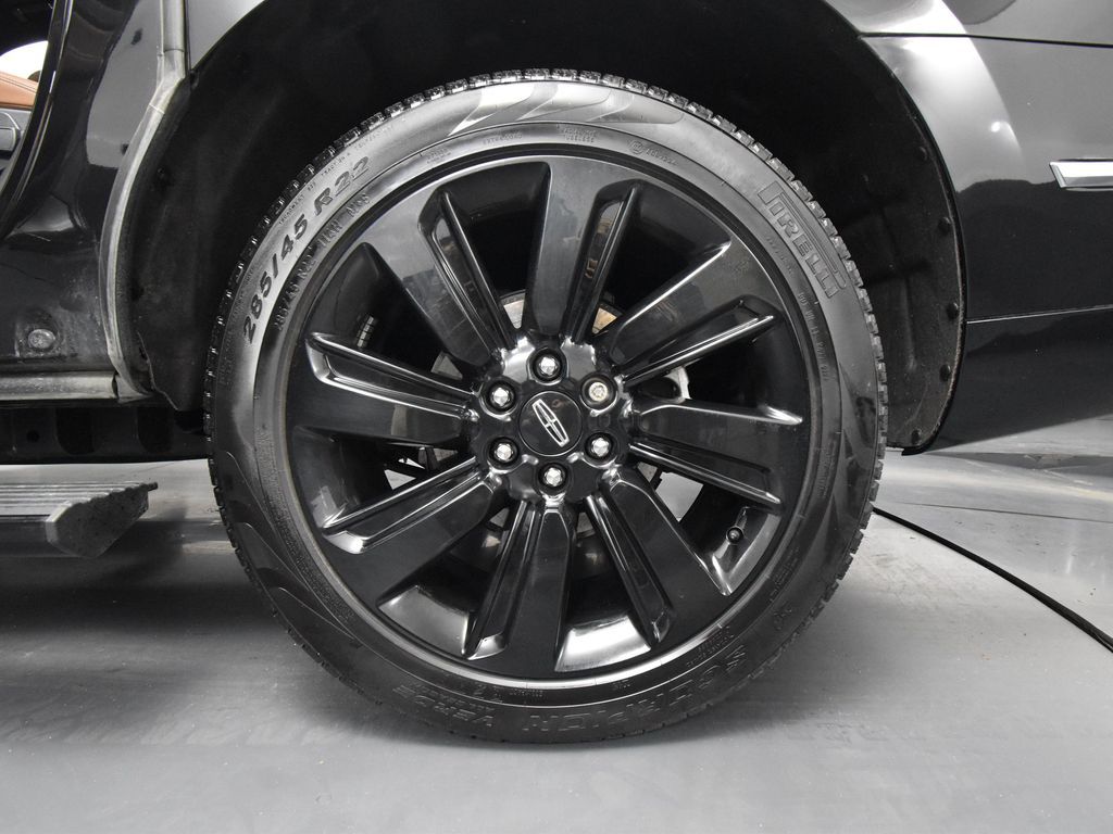 2024 Lincoln Navigator Reserve Luxury Monochromatic photo 10