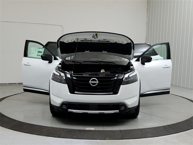 2025 Nissan Pathfinder Platinum photo 9