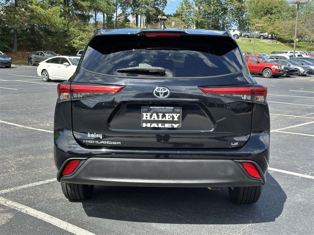 2023 Toyota Highlander LE photo 10