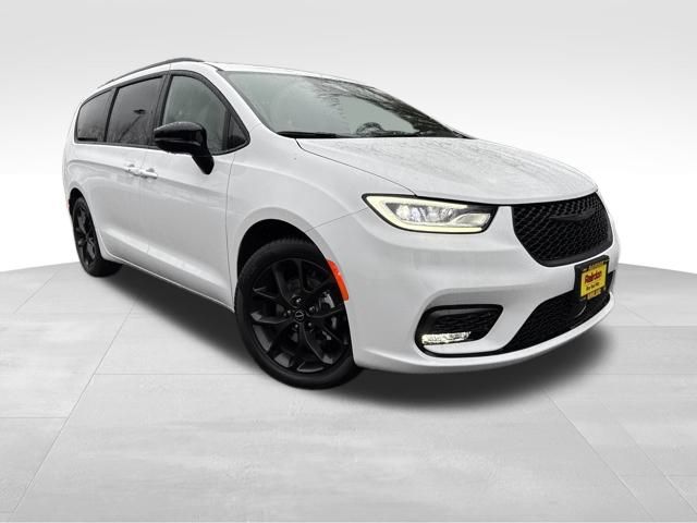 2026 Chrysler Pacifica Select's photo