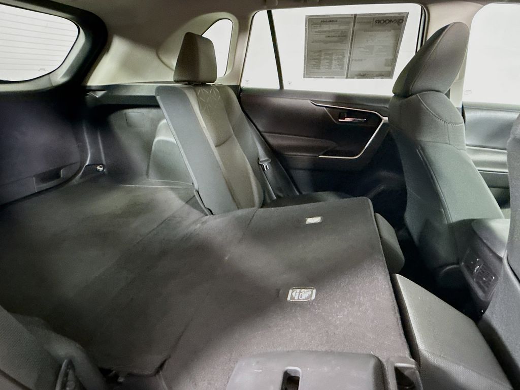 2021 Toyota RAV4 Hybrid XLE photo 23
