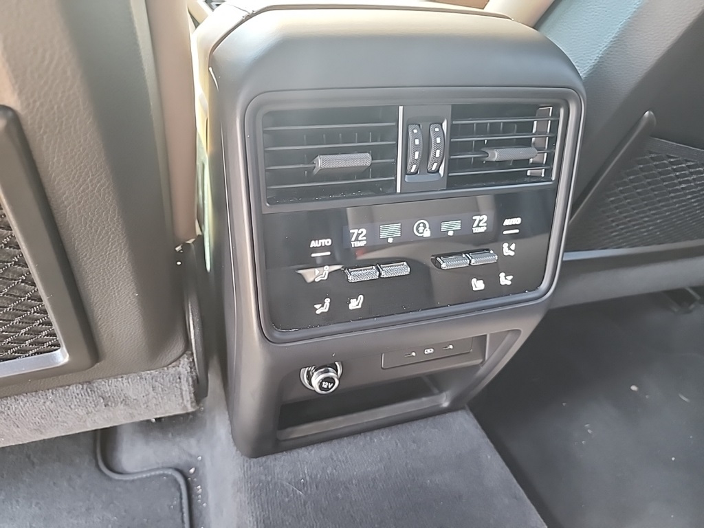 2024 Porsche Cayenne Base photo 4