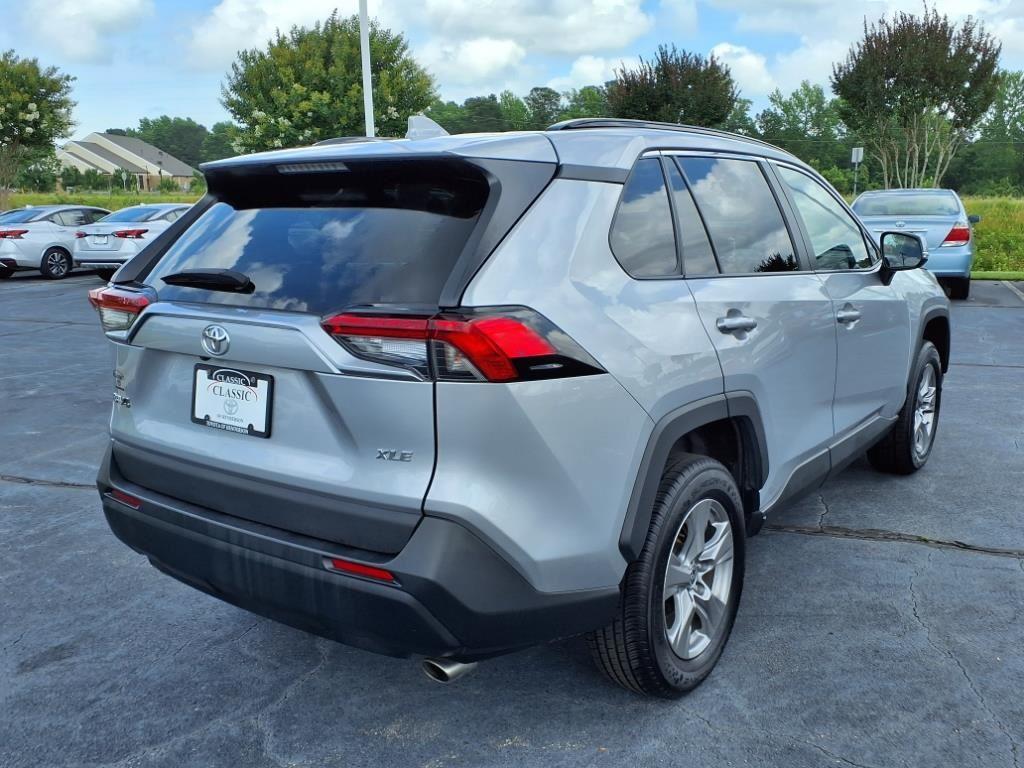 2024 Toyota RAV4 XLE photo 3