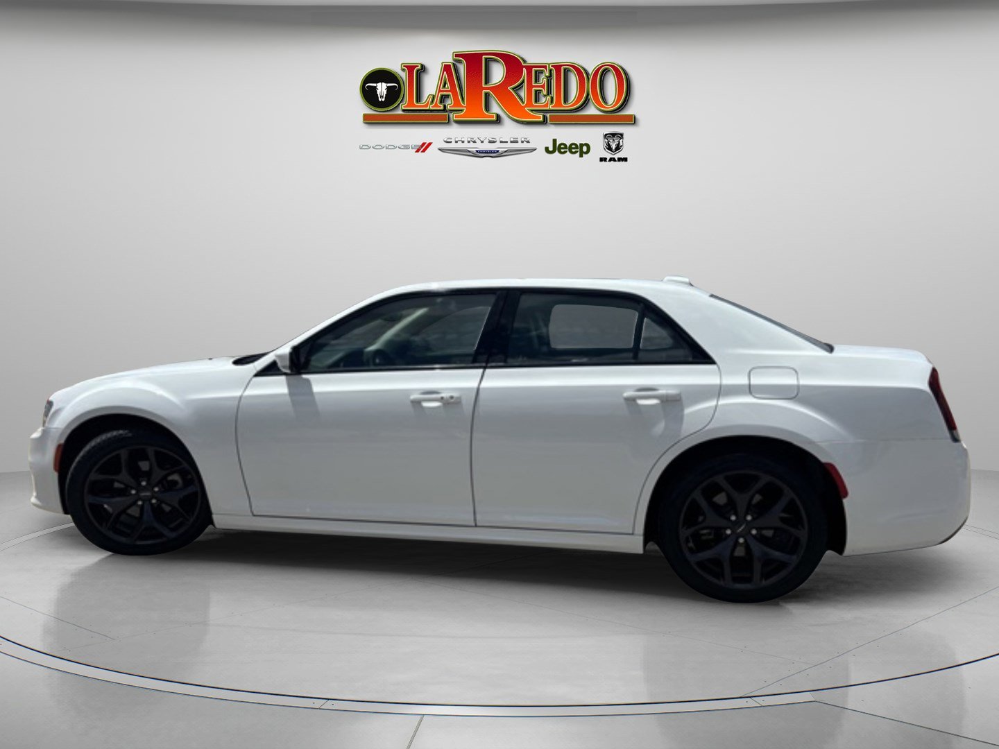 2023 Chrysler 300 Touring L photo 4