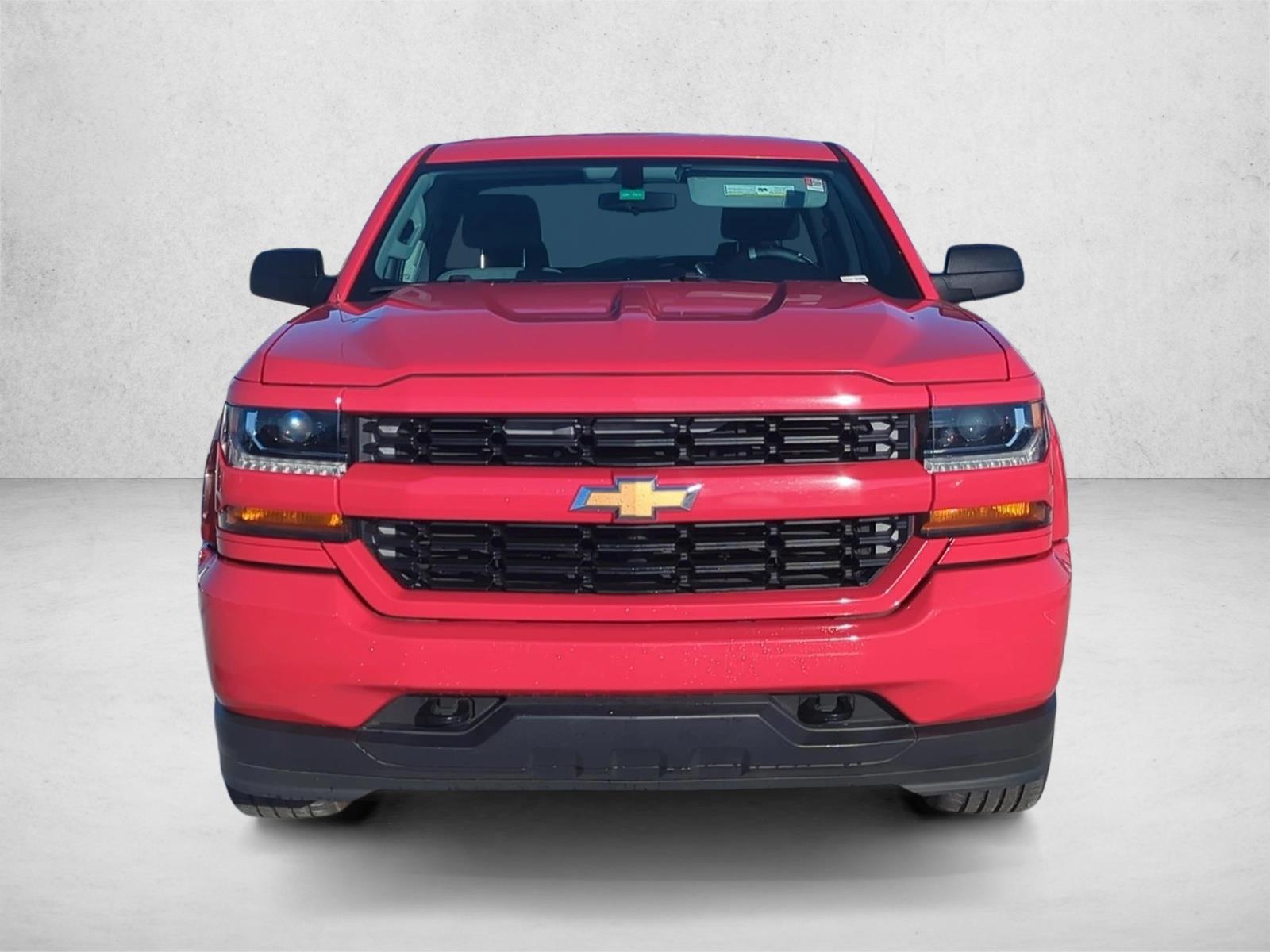 2017 Chevrolet Silverado 1500 Custom photo 2