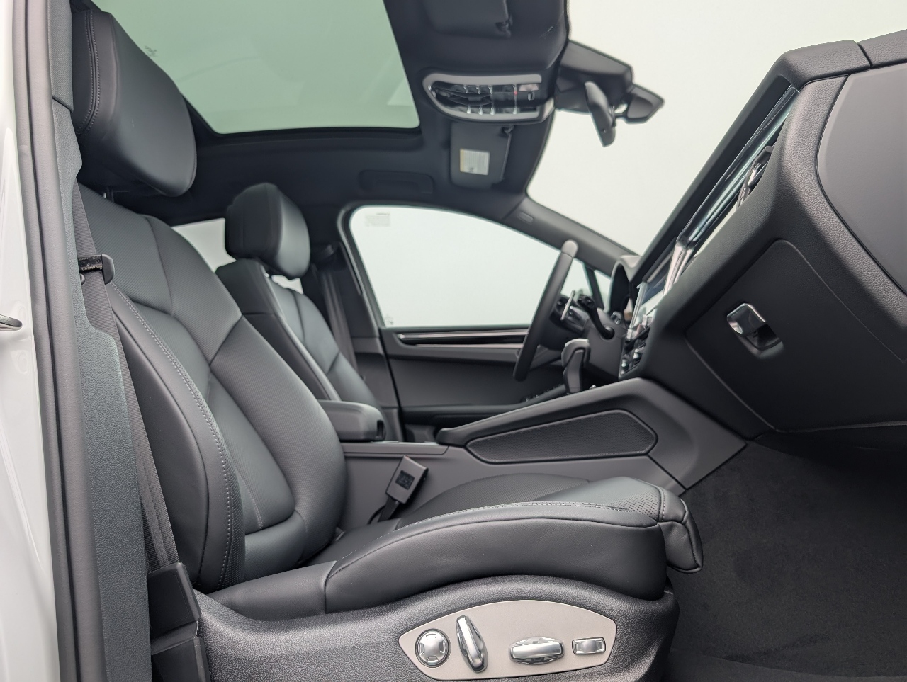 2025 Porsche Macan T photo 16