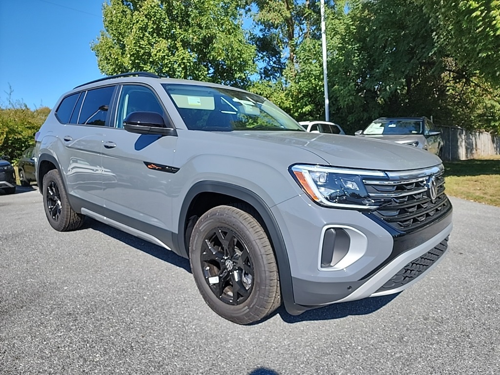2025 Volkswagen Atlas Peak Edition SE photo 3