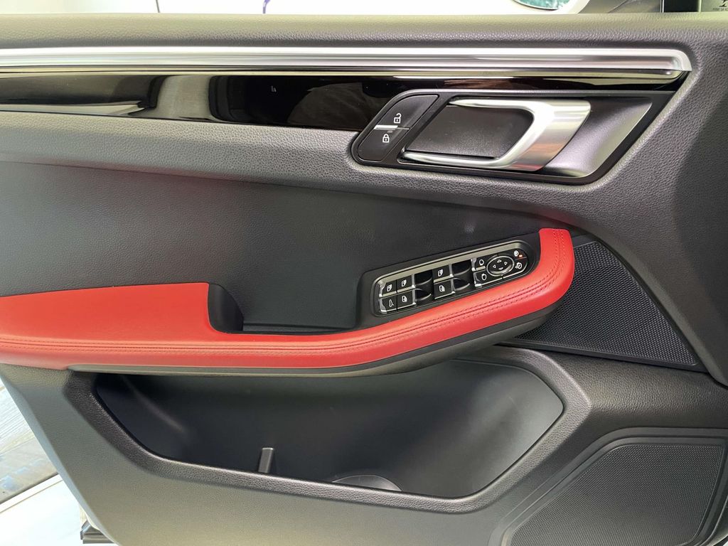 2020 Porsche Macan Base photo 32