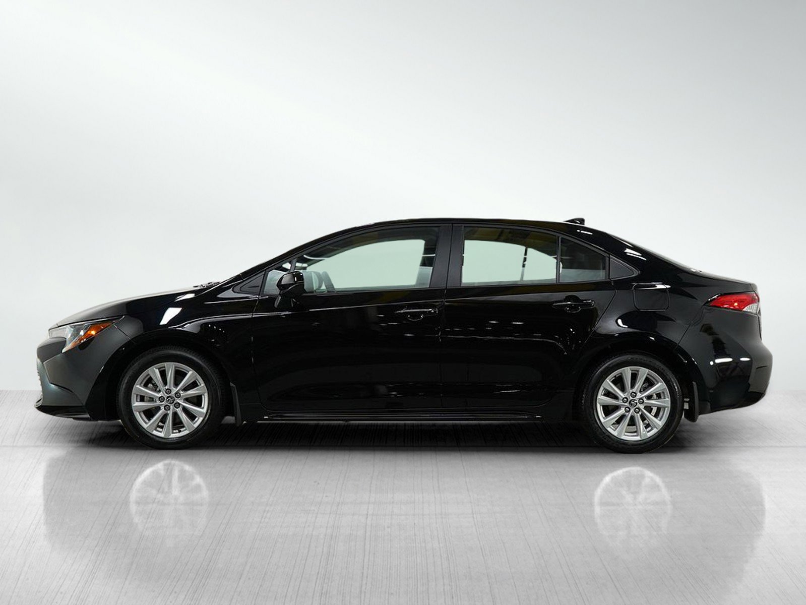 Used 2025 Toyota Corolla LE with VIN 5YFB4MDE6SP267713 for sale in Bloomington, Minnesota