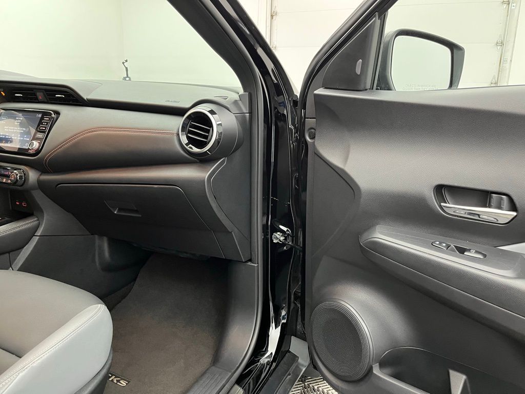 2023 Nissan Kicks SR photo 19