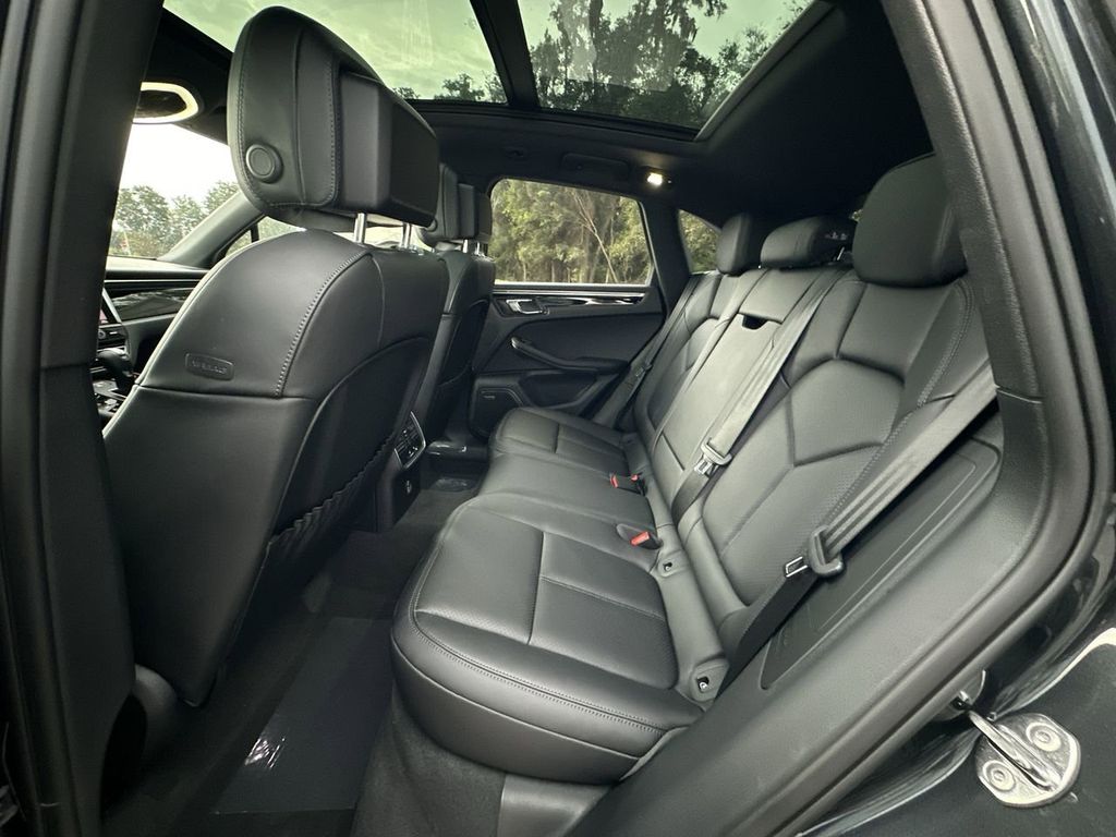 2025 Porsche Macan Base photo 19