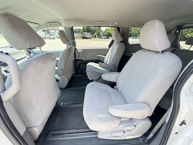 2020 Toyota Sienna L photo 16