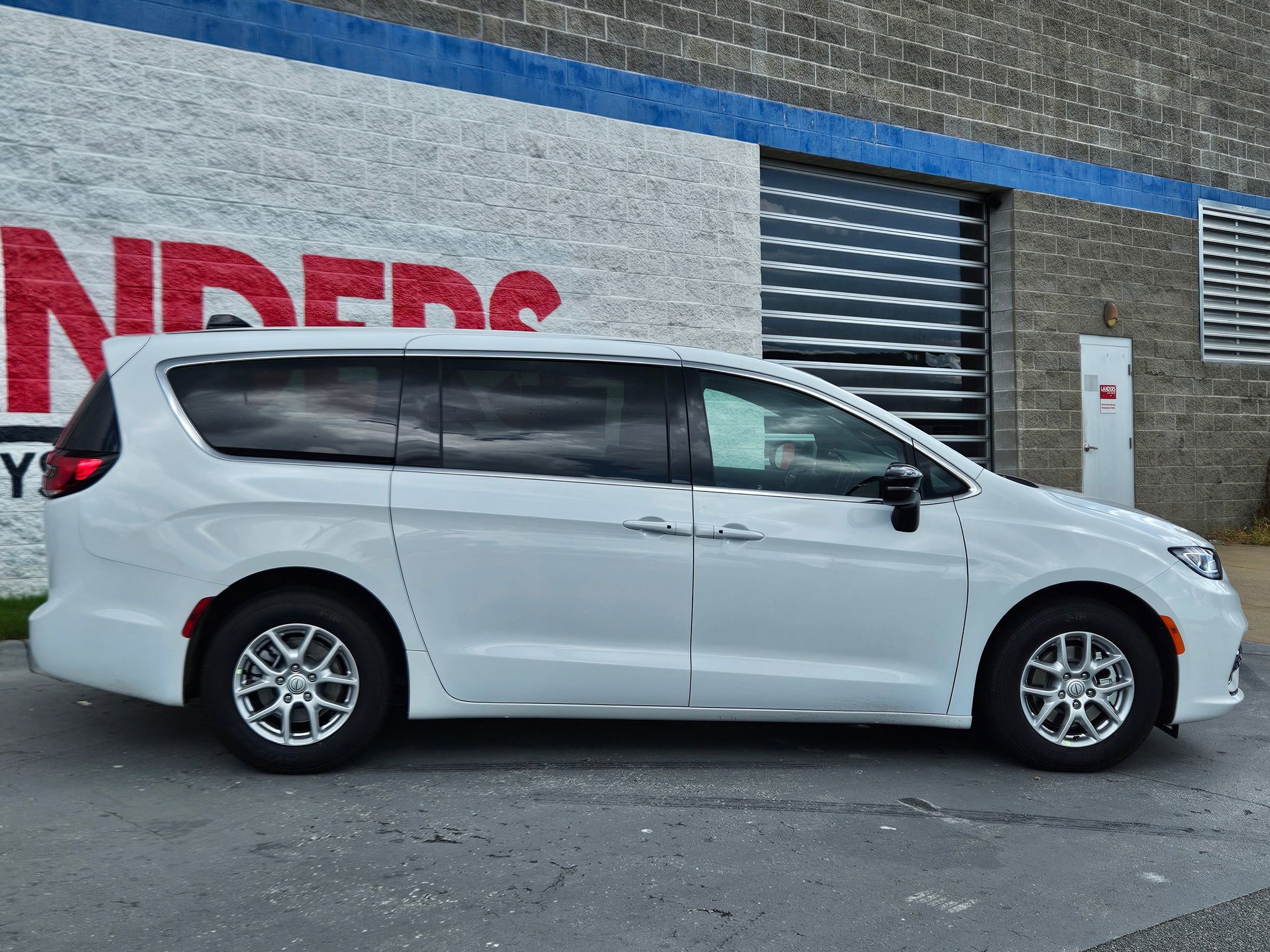 2025 Chrysler Pacifica photo 8