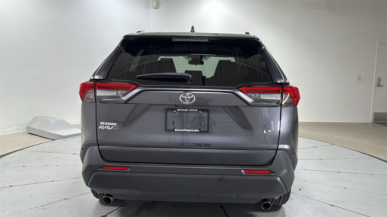 2019 Toyota RAV4 LE photo 4