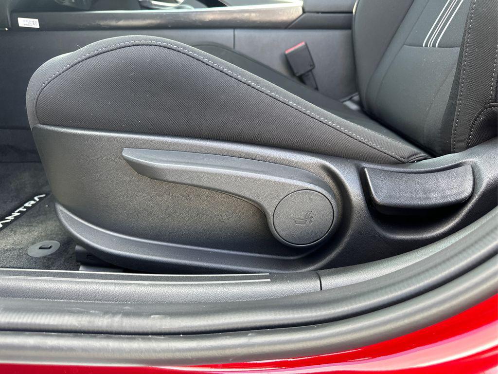 2025 Hyundai Elantra Hybrid photo 18