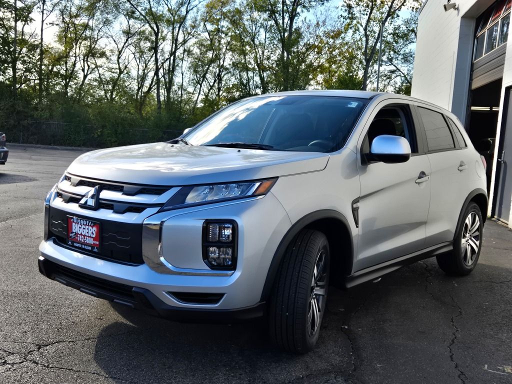 2025 Mitsubishi Outlander Sport ES photo 3