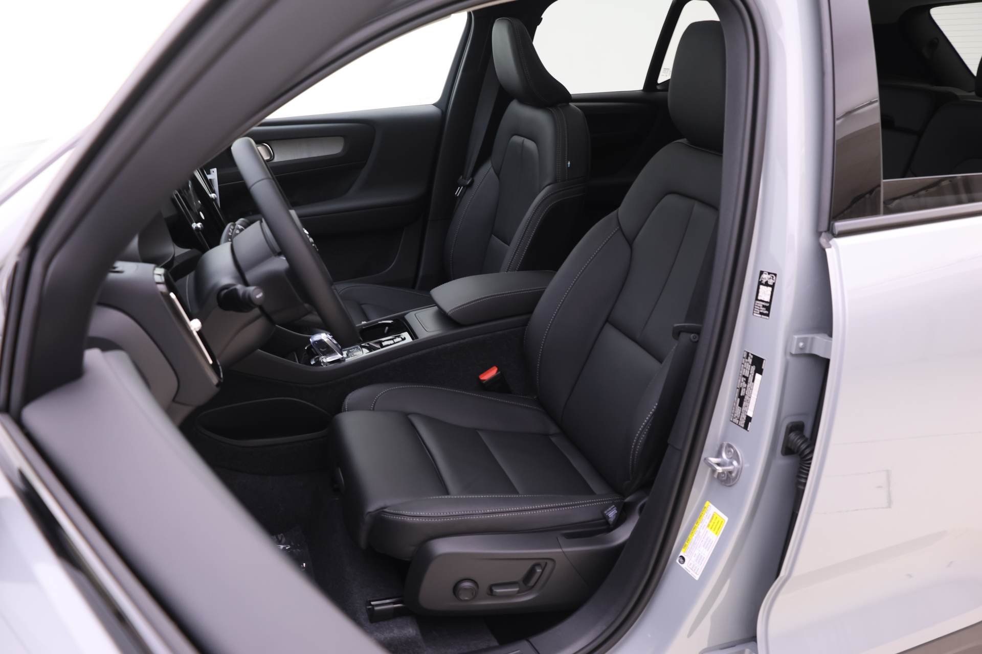 2026 Volvo XC40 Plus photo 7