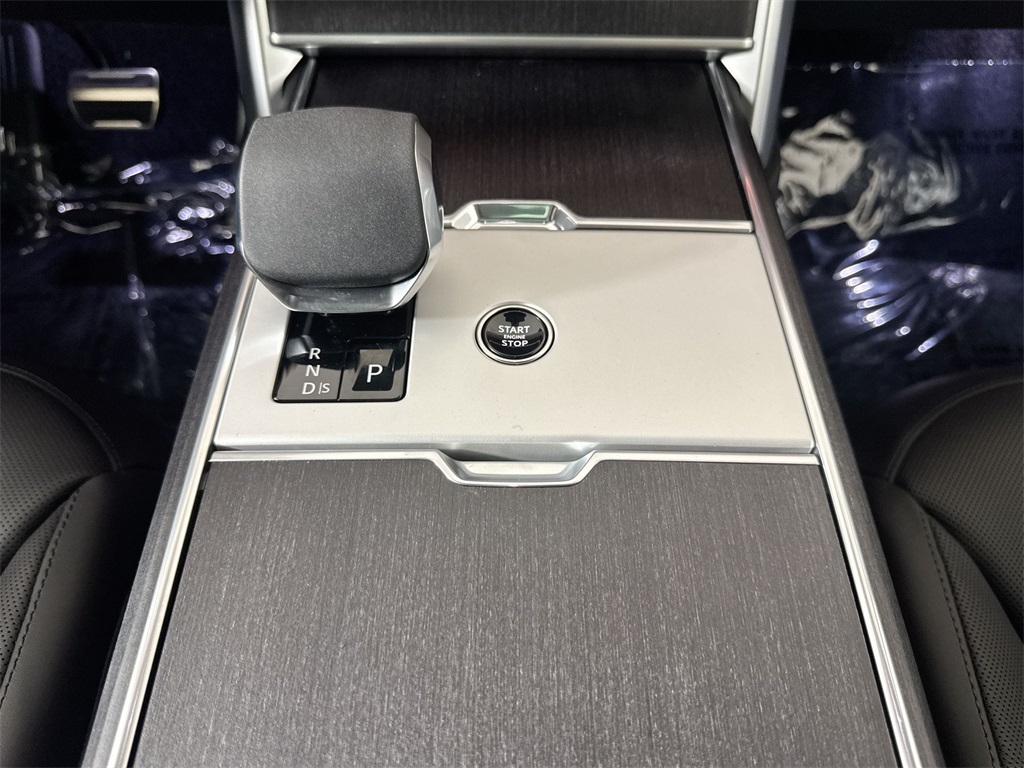 2025 Land Rover Range Rover SE photo 17