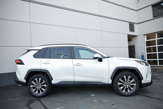 2021 Toyota RAV4 XLE Premium photo 3