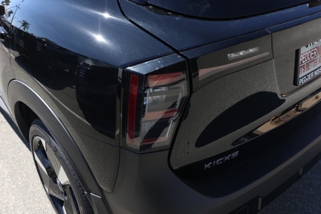 2026 Nissan Kicks SR photo 5