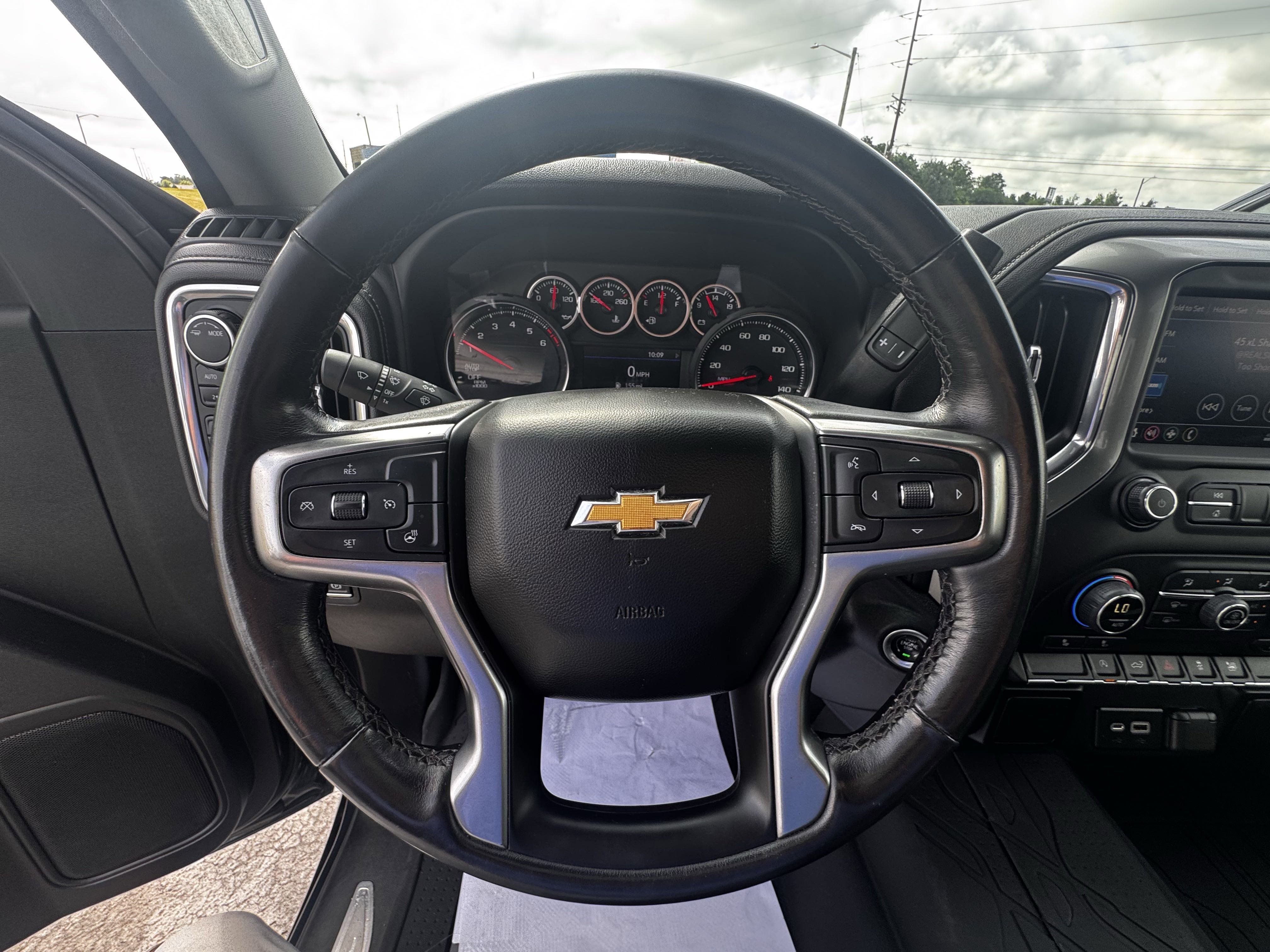 2022 Chevrolet Silverado 1500 LT photo 3