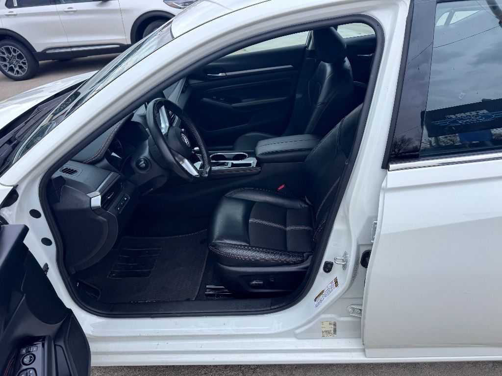 2023 Nissan Altima 2.5 SR photo 9