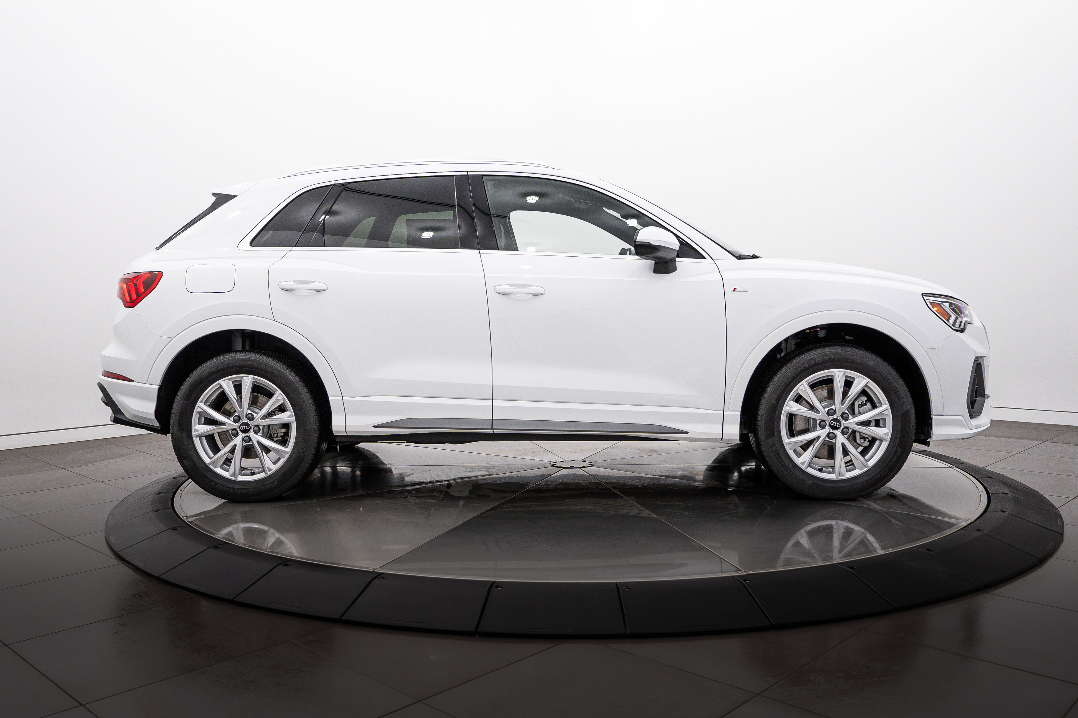 2025 Audi Q3 S line Premium photo 3