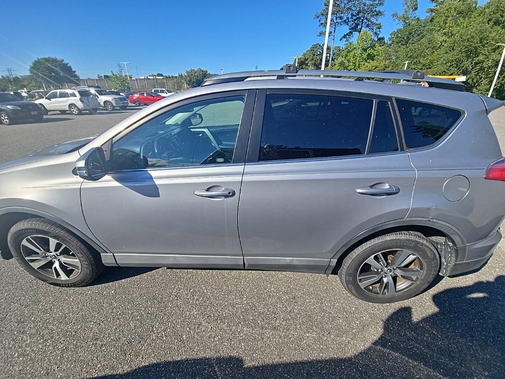 2017 Toyota RAV4 XLE photo 8