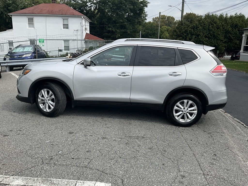 2014 Nissan Rogue SV photo 2