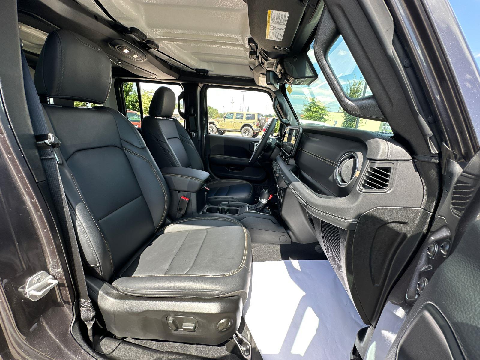 2025 Jeep Wrangler Sahara photo 31