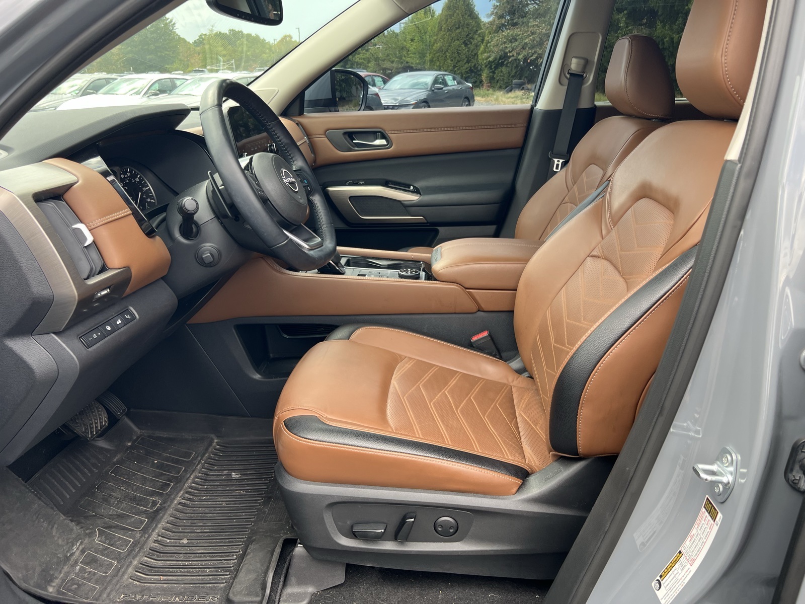 2022 Nissan Pathfinder Platinum photo 4