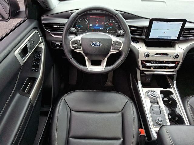 2023 Ford Explorer XLT photo 13