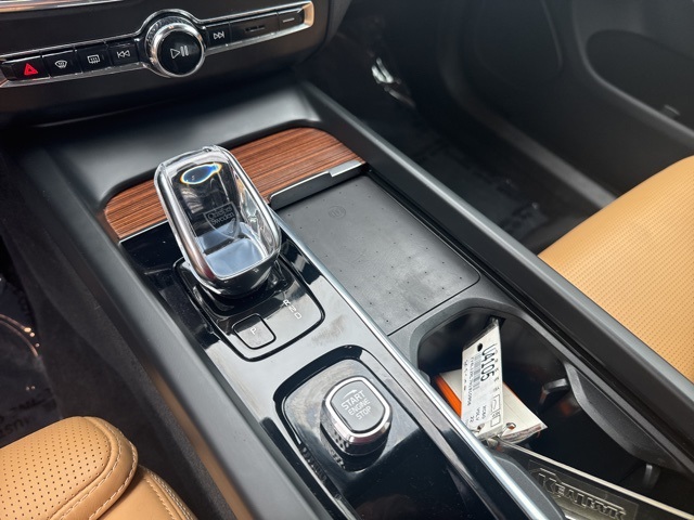 2022 Volvo XC60 B5 Inscription photo 17