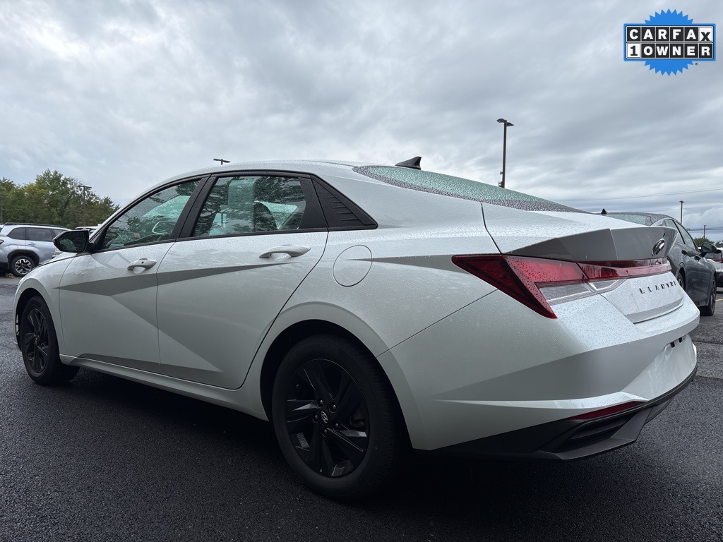 2023 Hyundai Elantra SEL photo 3