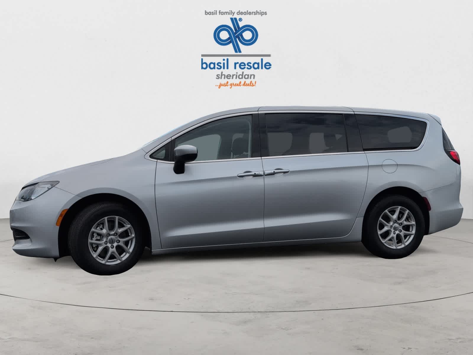 2023 Chrysler Voyager LX photo 3