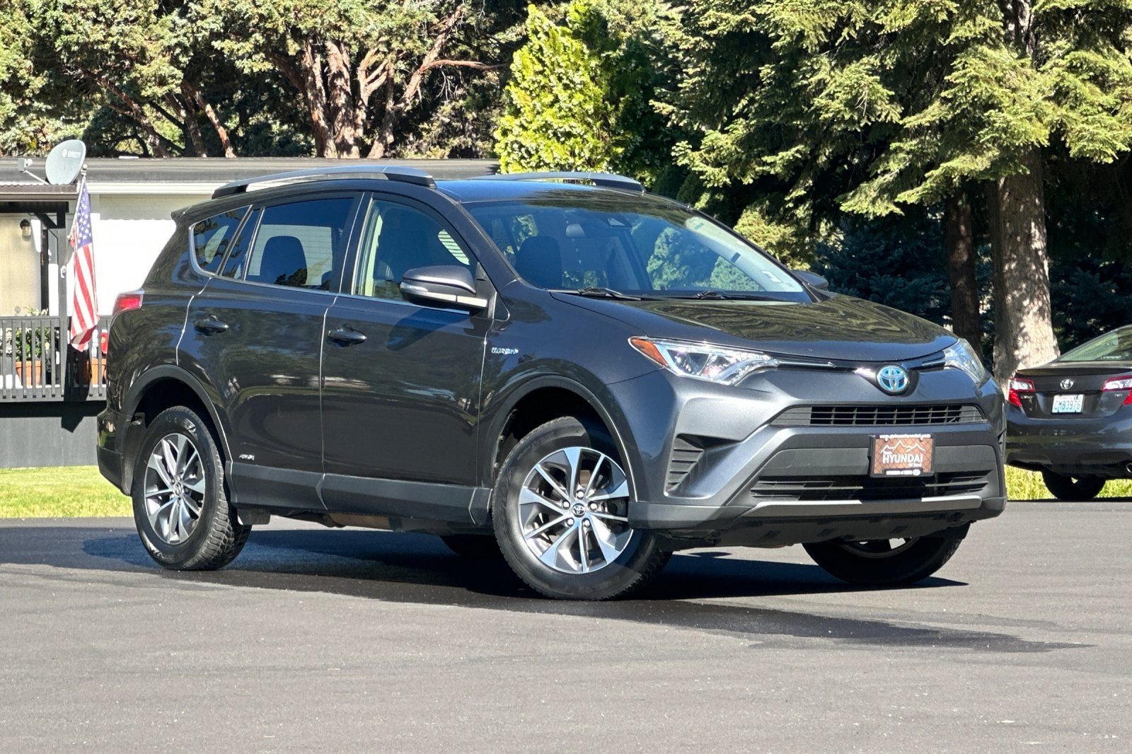 2018 Toyota RAV4 Hybrid LE photo 2