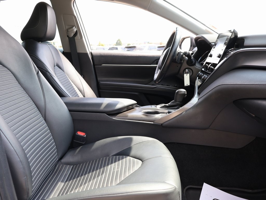 2022 Toyota Camry SE photo 9