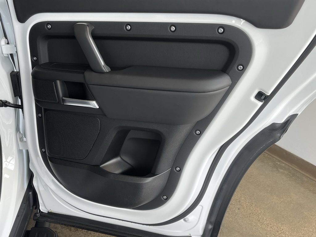 2025 Land Rover Defender 130 X-Dynamic SE photo 33